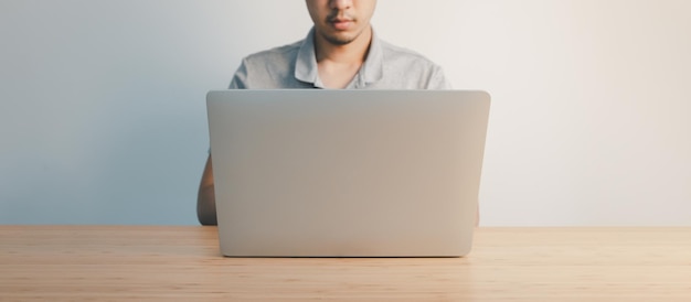 Homem de negócios trabalhando no laptop para trabalhar no escritório em casa