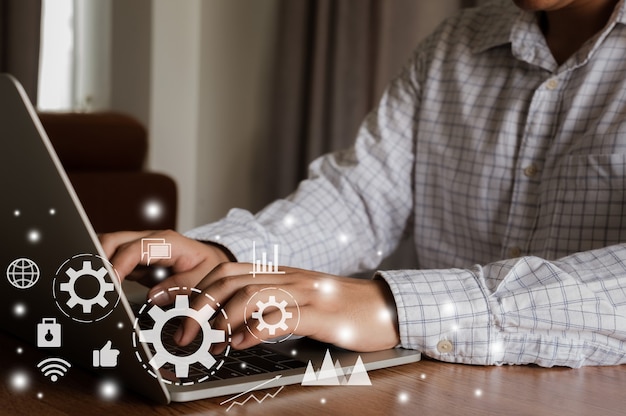 Foto homem de negócios usa camisa branca usando laptop para marketing digital on-line na mesa do escritório.