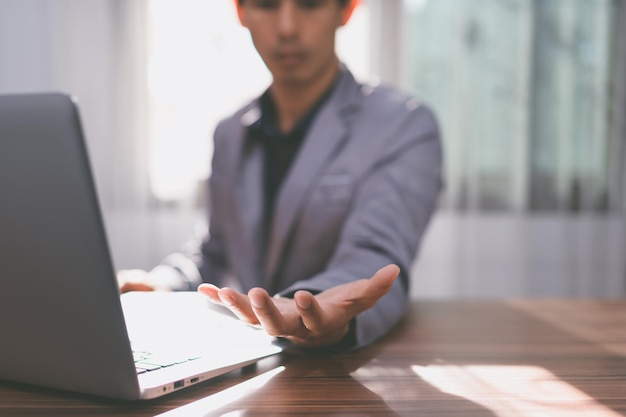 Homem de negócios usa um computador no trabalho