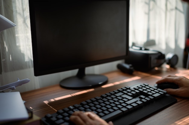 Homem de negócios usa um computador para trabalhar