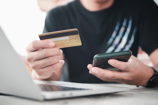 homem de negócios usando cartão de crédito e laptop para fazer login no banco da internet compras on-line comércio eletrônico serviços bancários na internet e transações financeiras pagamentos através do conceito de aplicação ebank