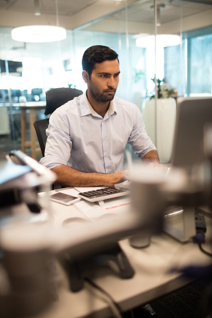 Foto homem de negócios usando computador no escritório