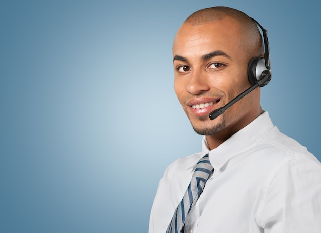 Homem de negócios usando fones de ouvido