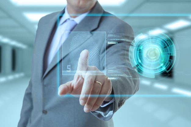 Homem de negócios usando interface tátil com os dedos