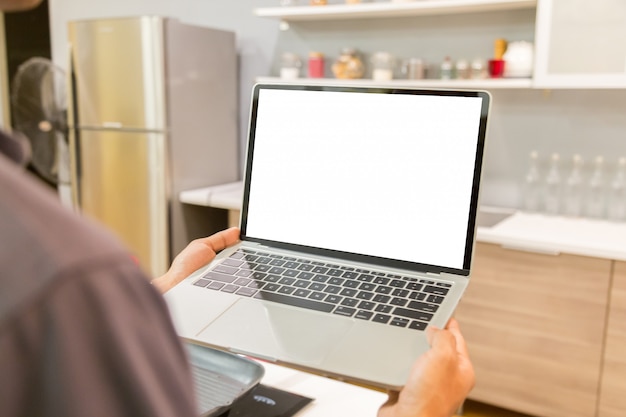 homem de negócios usando laptop com tela em branco desktop branco trabalhando em casa