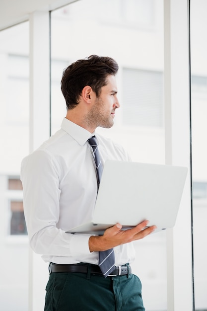 Homem de negócios usando laptop e tomar notas