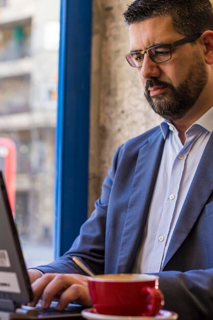 Foto homem de negócios usando laptop no escritório