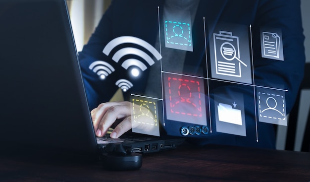 Homem de negócios usando laptop para se comunicar online via wi-fi Conceito de comunicação sem limites