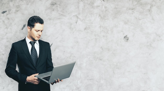 Homem de negócios usando laptop