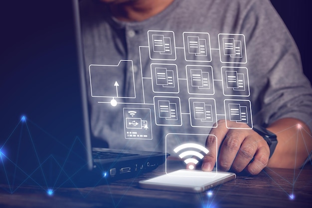 Homem de negócios usando notebook se comunicar online wi-fi de alta velocidade. Ele funciona por meio de uma conexão sem fio. O conceito de mundo da comunicação sem limites.