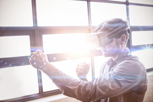 Homem de negócios usando o dispositivo de realidade virtual