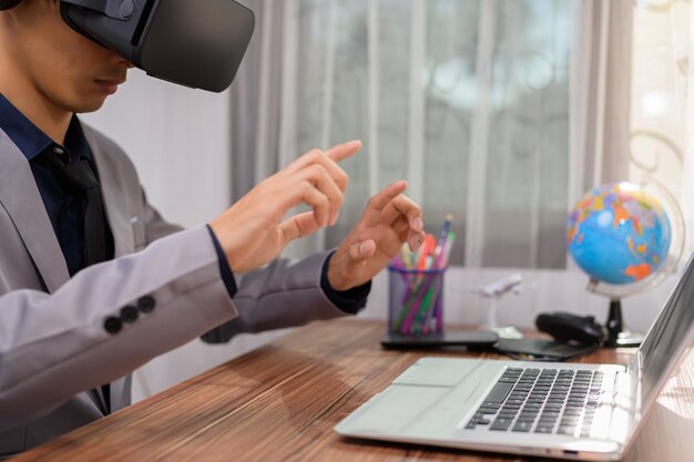Homem de negócios usando óculos de realidade virtual _VR Augmented Reality Metaverse no mundo virtual.