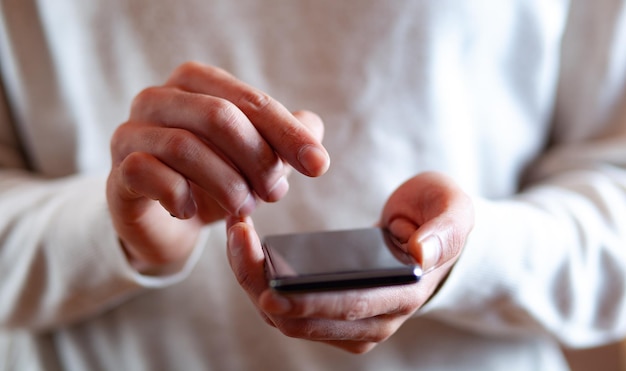 Homem de negócios usando smartphone com tela tocante