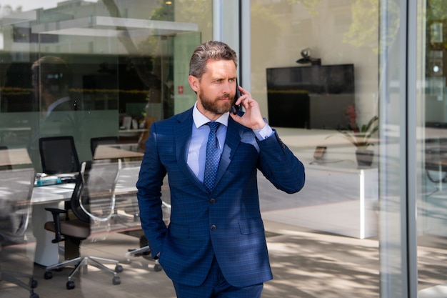 Homem de negócios usando smartphone empresário falando ao telefone