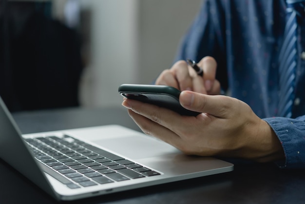 Homem de negócios usando smartphone marketing computador portátil gerente de rede de negócios homem usando notebook internet tecnologia online comunicação