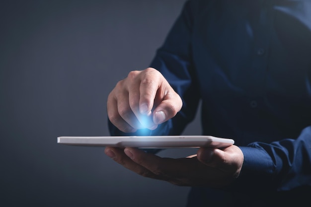 Homem de negócios usando tablet digital branco.