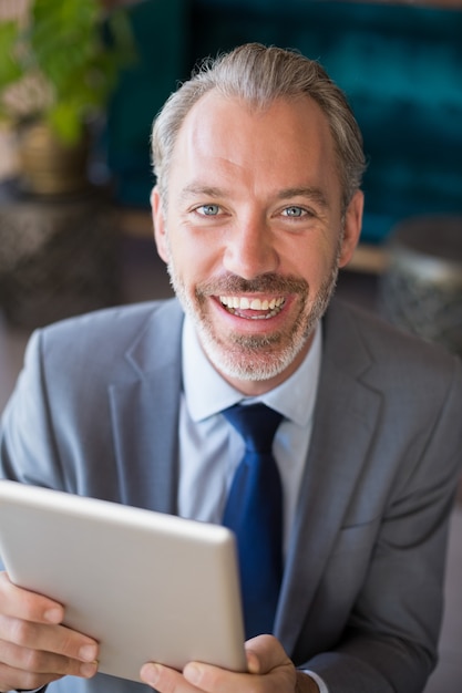 Foto homem de negócios usando tablet digital no café