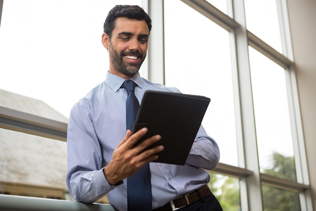 Homem de negócios usando tablet digital no centro de conferências