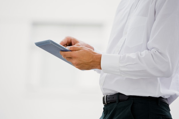 Homem de negócios usando tablet digital