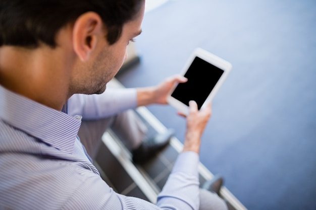 Homem de negócios usando tablet digital