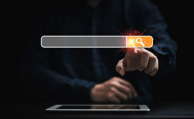 Homem de negócios usando tablet e tocando a barra do mecanismo de pesquisa para pesquisar o conceito de rede de informações.
