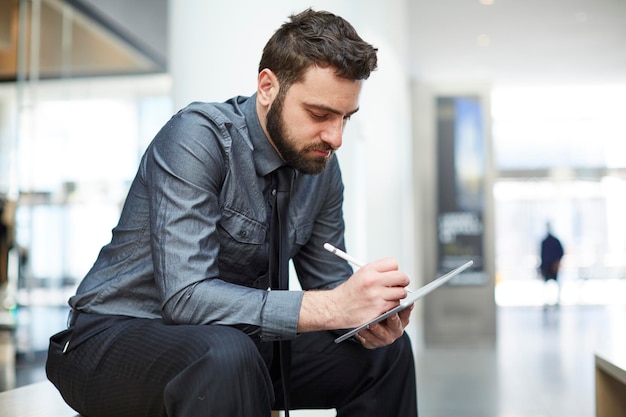 Homem de negócios usando tecnologia moderna