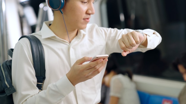 Homem de negócios usando telefone celular em trem público