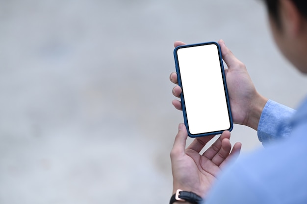 Homem de negócios usando telefone celular