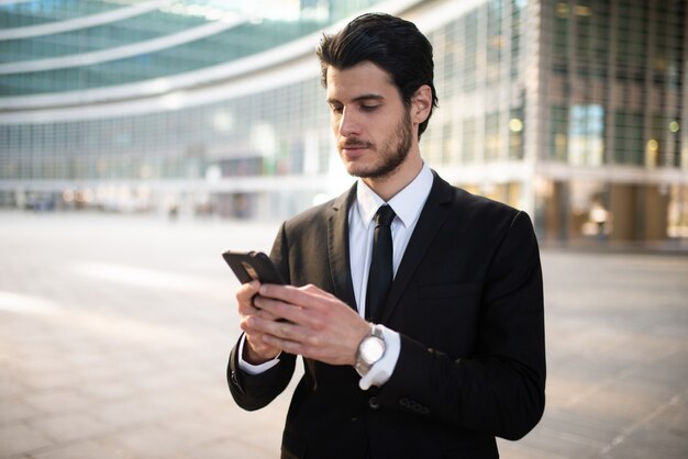 Homem de negócios usando um aplicativo em seu telefone