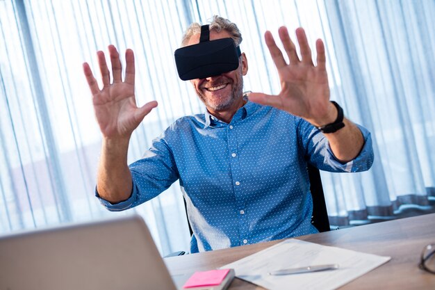 Homem de negócios usando um fone de ouvido vr