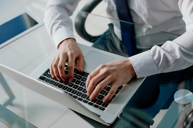 homem de negócios usando um laptop