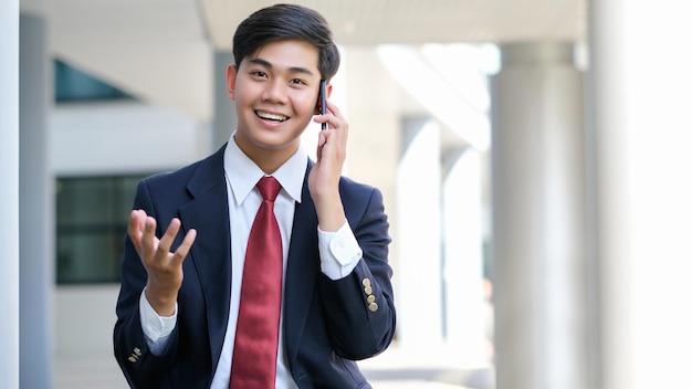 Homem de negócios usando um telefone celular