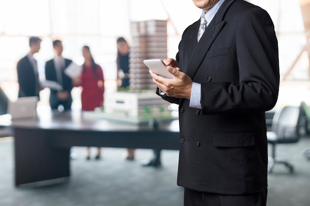 Homem de negócios usar dispositivo móvel sem fio Smartphone na sala de reuniões