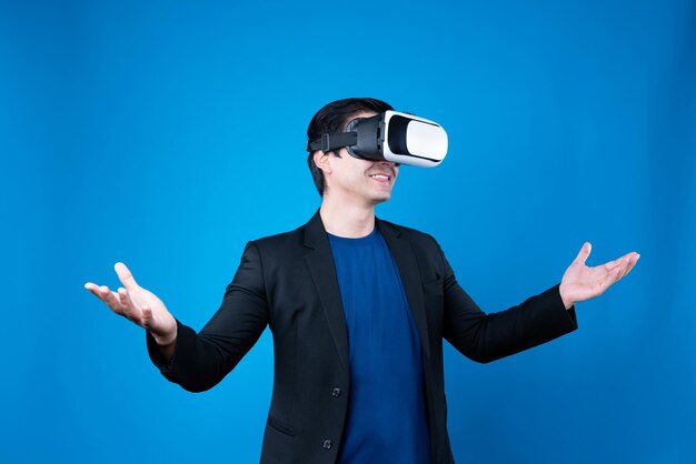 Foto homem de negócios vestindo vr relato de conexão isolado contrabando de fundo azul