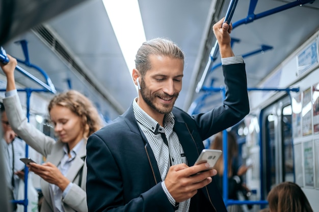 Homem de negócios viajando para trabalhar no metrô