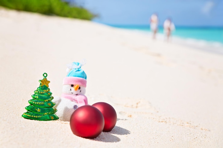 Foto homem de neve na praia de areia do mar conceito de natal de férias