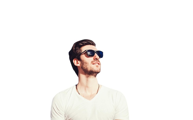 Homem de óculos escuros e camiseta isolada no fundo branco