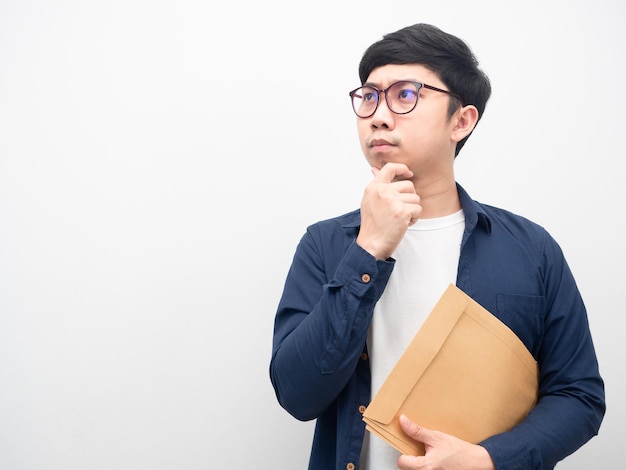 Homem de óculos segurando o gesto de envelope de documento pensando olhando para o espaço da cópia