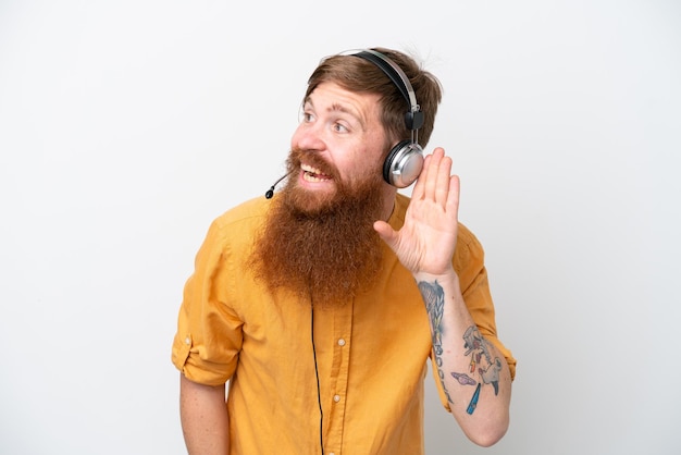 Homem de operador de telemarketing isolado no fundo branco ouvindo algo colocando a mão na orelha