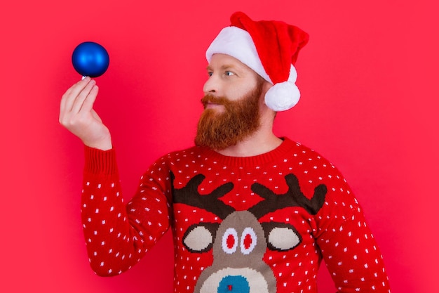 Homem de papai noel sorridente com decoração de ano novo feriado de ano novo homem de papai noel segura decoração de ano novo