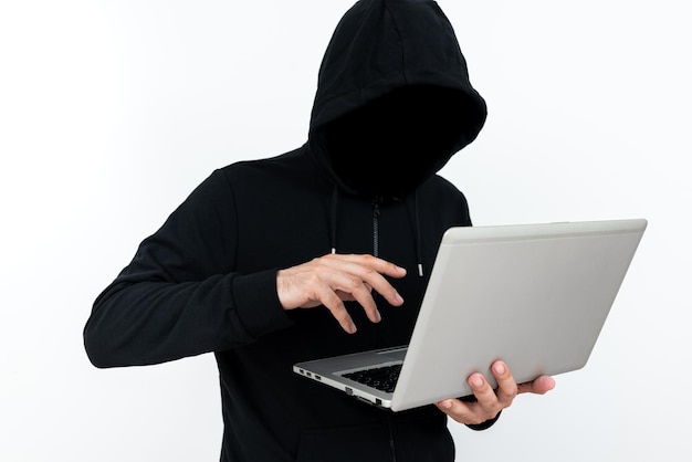 Homem de pé com laptop apresentando empresário de segurança cibernética pensando profundamente para a defesa de tecnologia da informação Guy Brain Storming Estratégias brilhantes