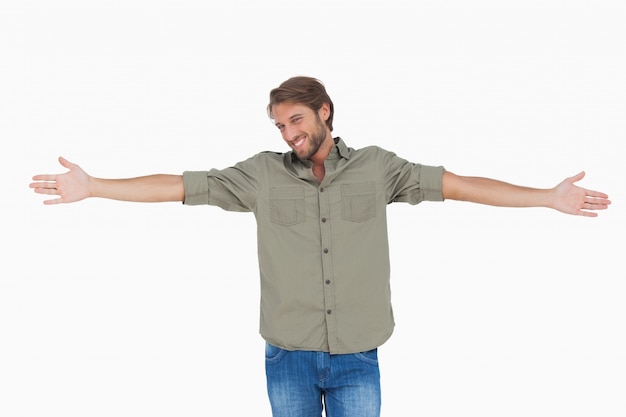 Homem de pé com os braços estendidos