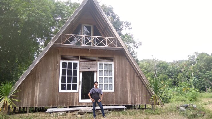 Foto homem de pé contra um edifício