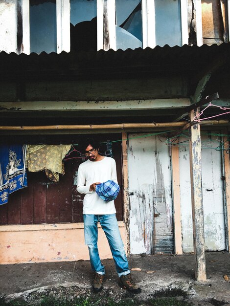 Foto homem de pé em um edifício abandonado