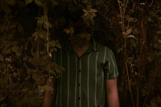 Foto homem de pé junto a plantas na floresta