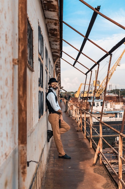 Foto homem de pé junto ao edifício