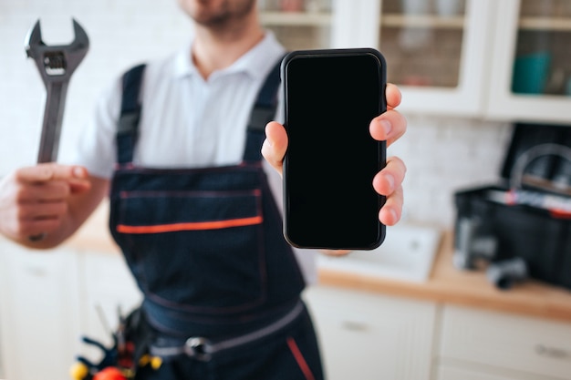 Foto homem de pé na cozinha