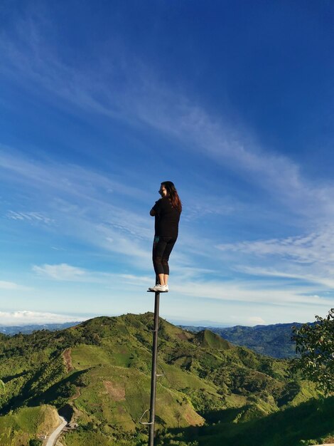 Foto homem de pé na montanha contra o céu