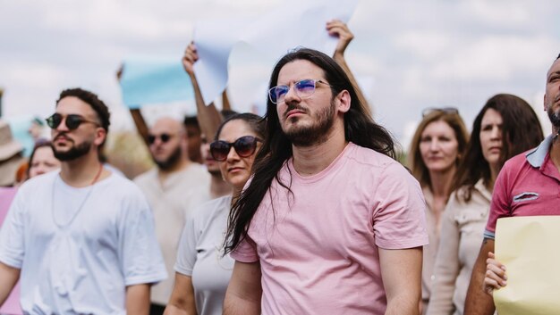 Homem de pé na multidão Expressão séria Protesto