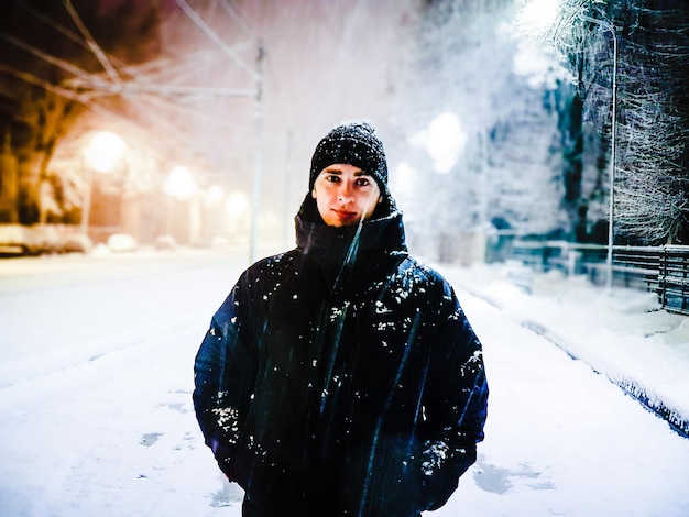 Homem de pé na neve
